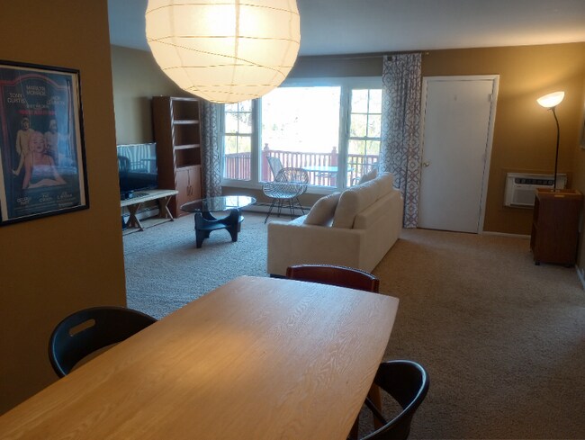 Foto del edificio - 608 Laurel Lake Rd
