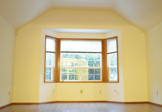 Foto del edificio - Private Summer Ridge Retreat with Vaulted Ceilings & Fenced Backyard