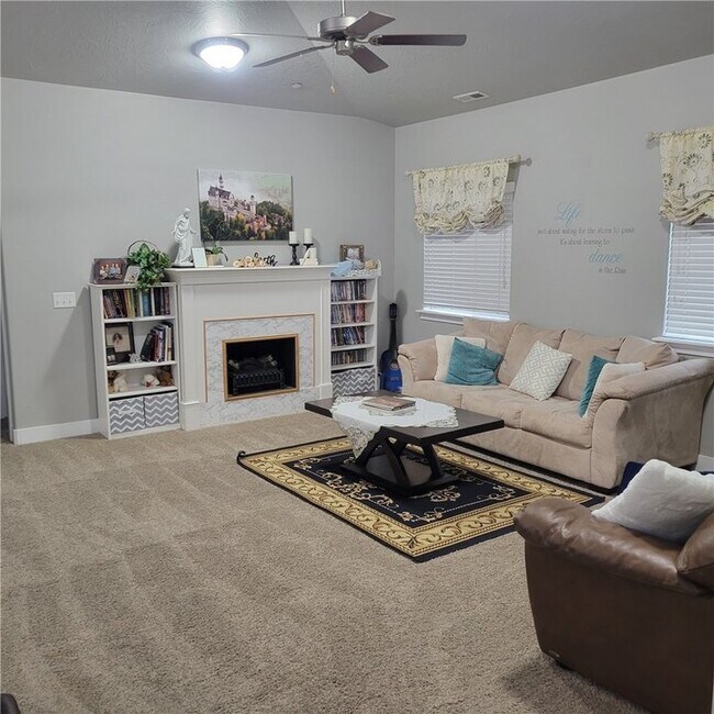 Large, spacious living room, with ceiling fan - 1957 N Crest Rd