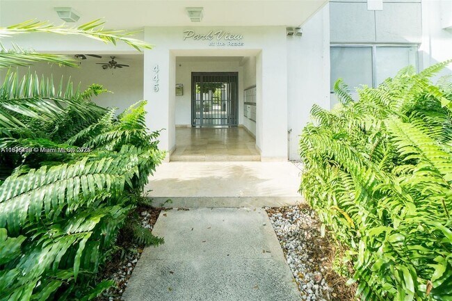 Foto del edificio - 445 SW 11th St