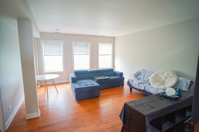 Foto del edificio - 2634 W Glenlake Ave