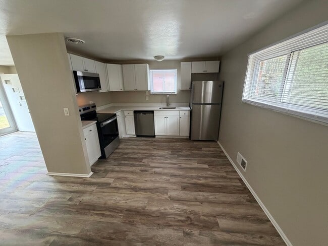 Building Photo - 3 Bed 1.5 Bath with an Additional Bedroom