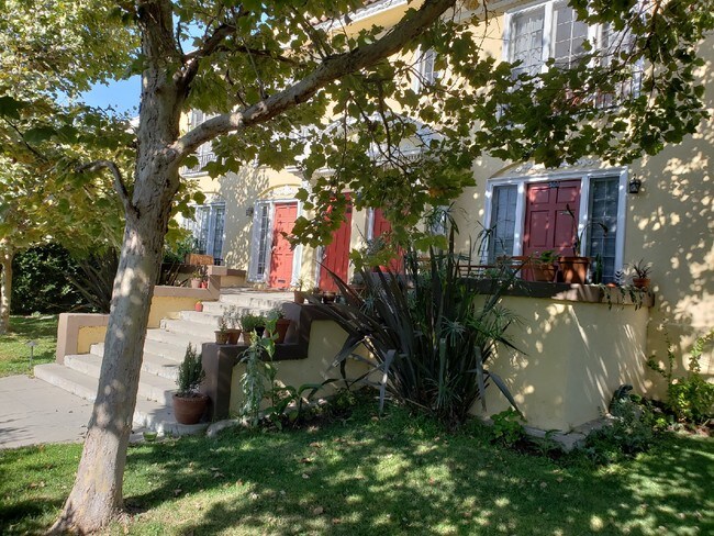 Building Photo - 502 N Heliotrope Dr