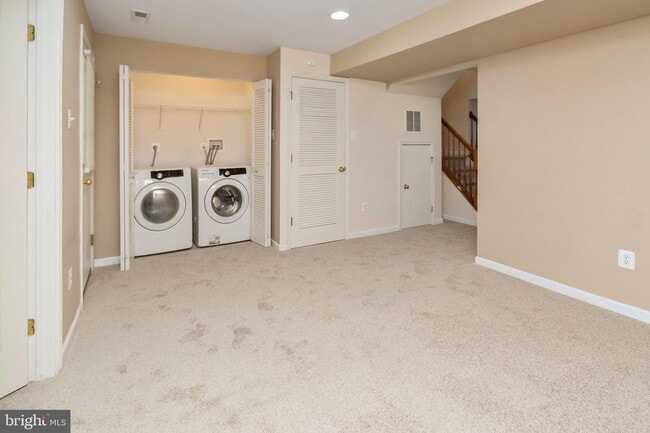 Building Photo - 607 Village Ct