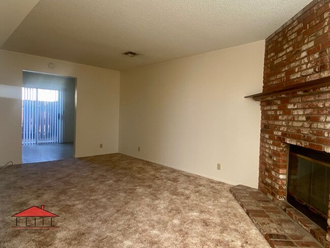 Foto del edificio - 649 E Ridgecrest Blvd
