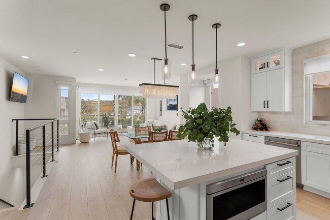 Building Photo - Contemporary luxury in a prime beachside l...