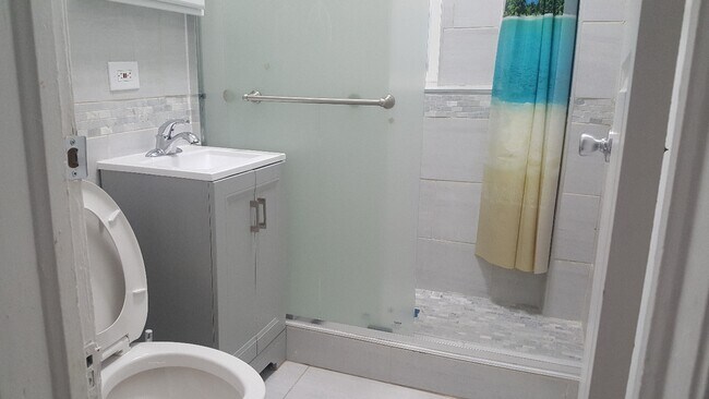 Foto del edificio - 2236 W Homer St