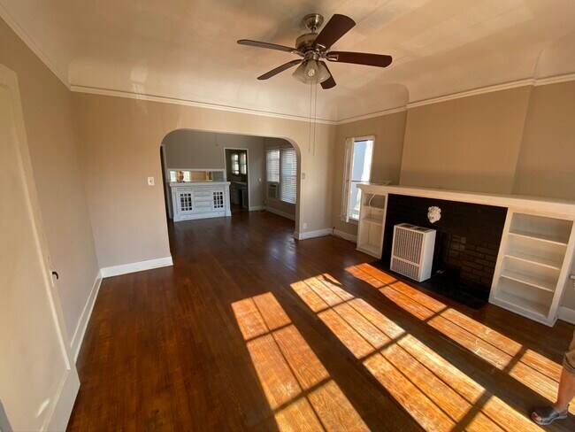 LIVING RM - 716 N Van Ness Ave