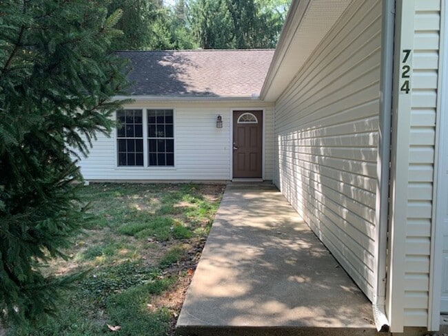 Building Photo - 724 Orchard Hill Rd