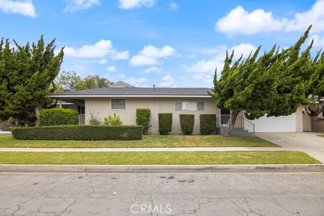 Building Photo - 2542 Vuelta Grande Ave