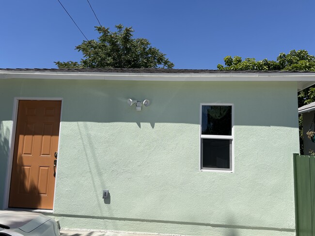 Building Photo - 324 W Olive Ave