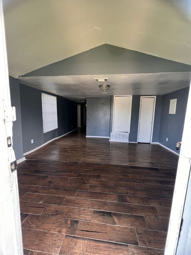 Foto del edificio - Two bedroom one bathroom located house on corner lot