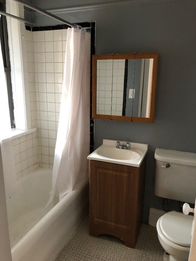 Building Photo - 6364 N Hermitage Ave