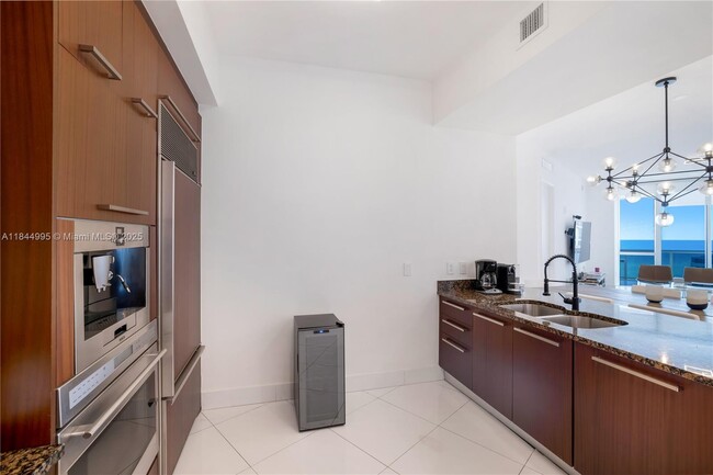 Foto del edificio - 15901 Collins Ave