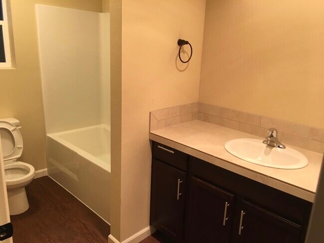 Foto del edificio - 197 Cloverdale Rd