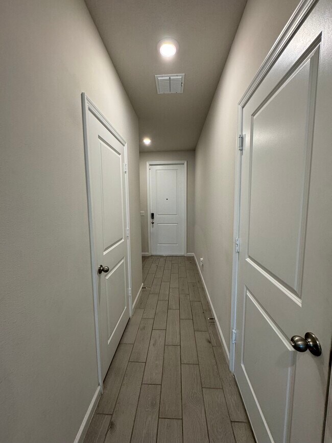 Building Photo - 5677 Mentmore Dr