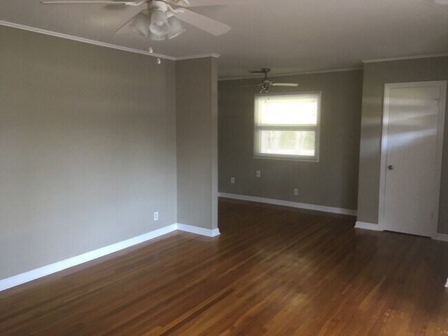 Foto del edificio - 3bed/1bath Home close to Annie Camp Junior...