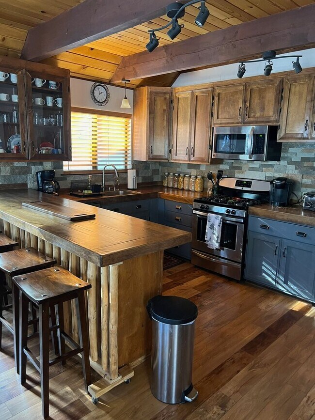 Foto del edificio - Lovely large pet friendly 5Bd home availab...