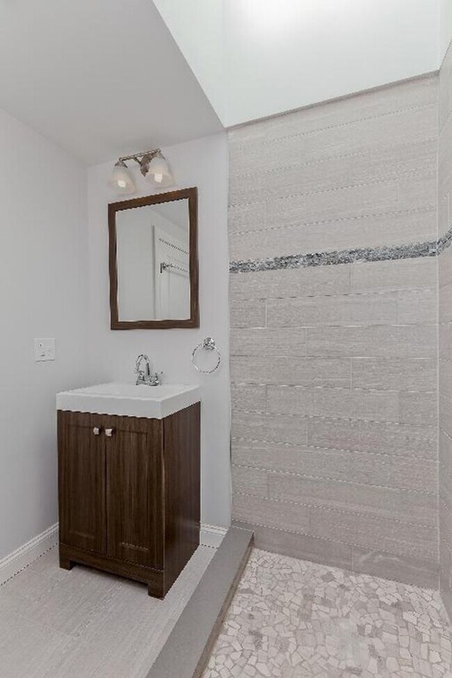 Foto del edificio - HOT LOCATION CLOSE TO NEU!!!! 6 BED 3BATH