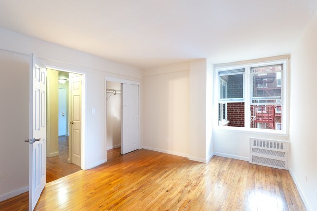 Foto del edificio - 33-24 Parsons Blvd