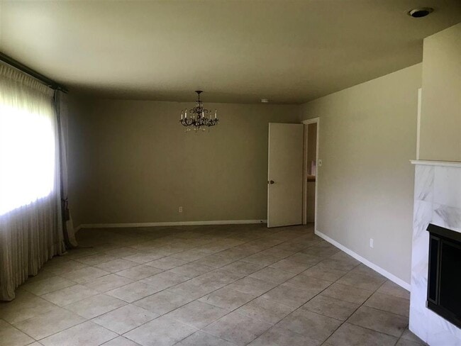 Building Photo - 3490 Crestwood Dr