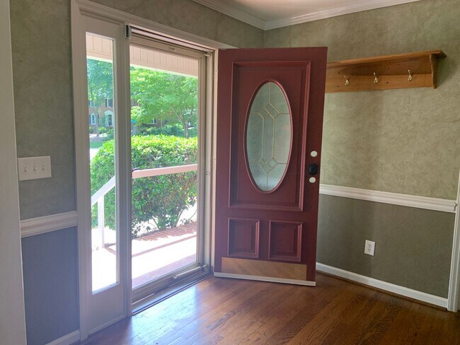 Foto del edificio - Spacious 4 Bedroom Located In The Cardinal...