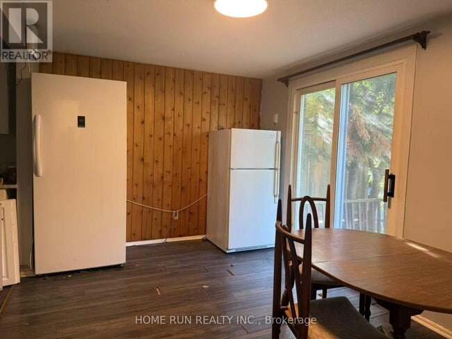Building Photo - 1285 Meadowlands Dr E