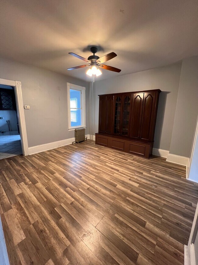Building Photo - 4 bedroom 1.5 Home Available For Rent
