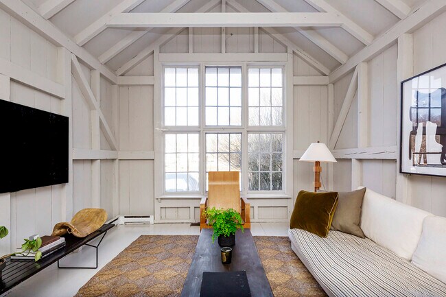 Foto del edificio - 791 Springs Fireplace Rd