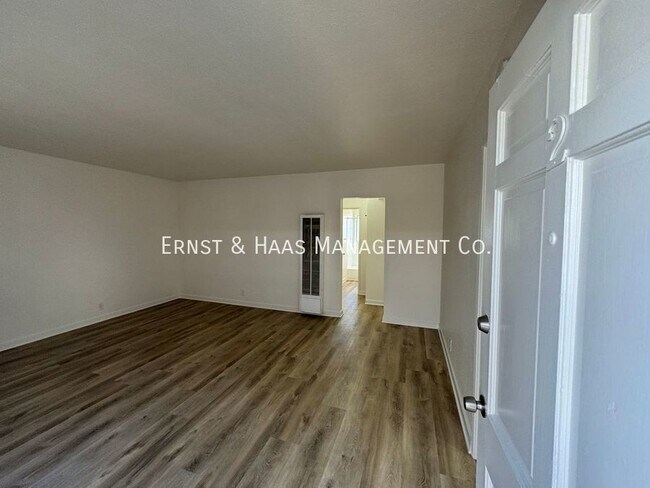 Building Photo - Completely Remodeled 2 Bedroom Apartment!