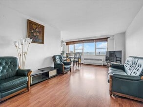 Building Photo - 2925 W 5th St