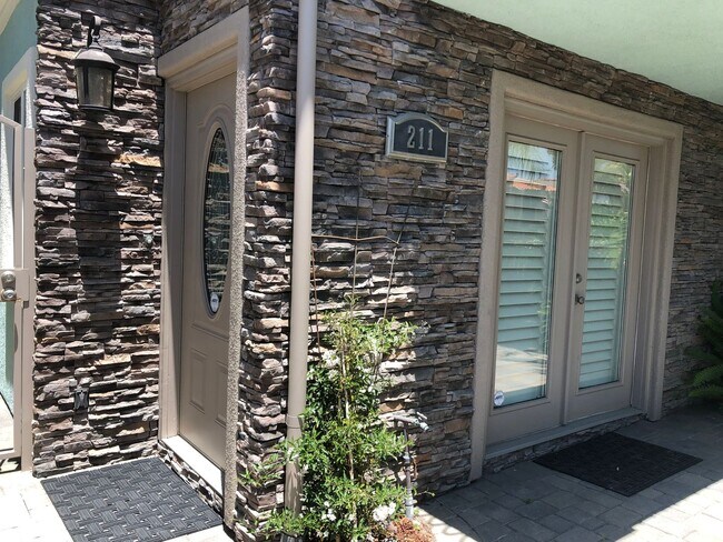 Foto del edificio - Three-story downtown home two blocks from ...