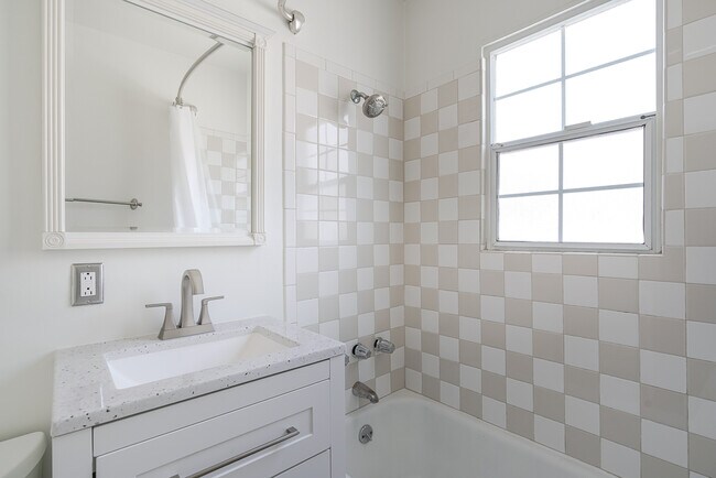 Unidad de baño #H - 330-350 Waldo Ave
