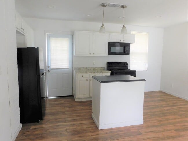 Foto del edificio - Completley Remodeled 2/1 in Longbranch!