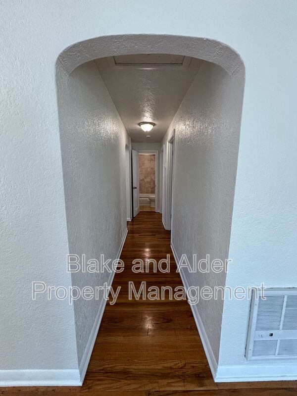 Foto del edificio - 656 Breys Ave NE
