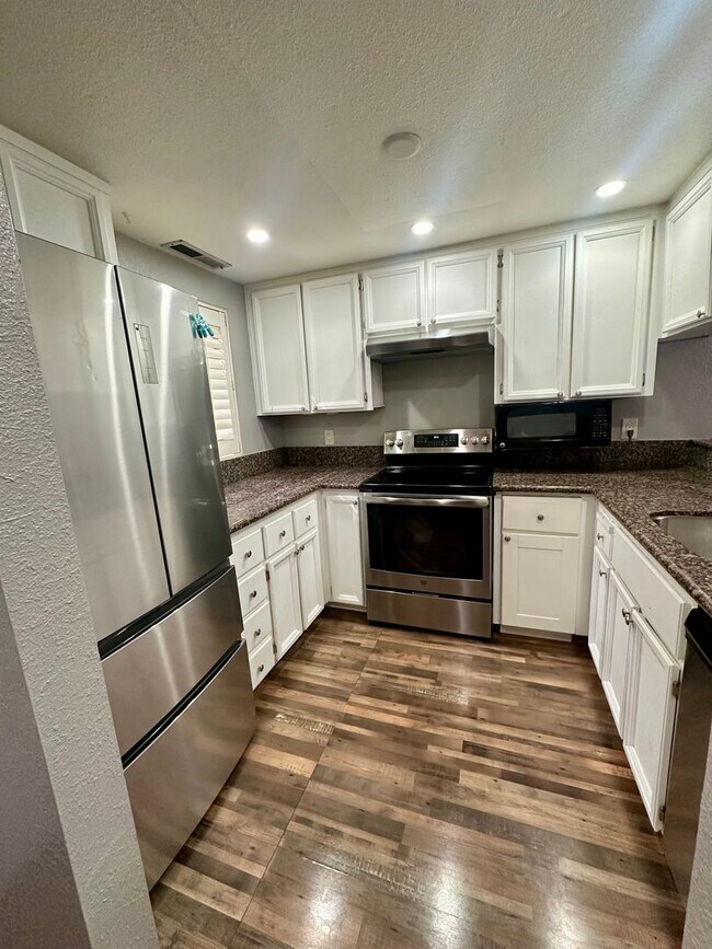 Foto del edificio - Charming 2 Bed 1.5 Bath Condo in Newark!