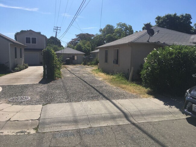 Foto del edificio - 2 Bedroom, 1 Bathroom Roseville Cottage for Lease.