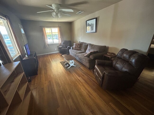 Building Photo - Charming 3 bedroom 1 bath in North Hanford