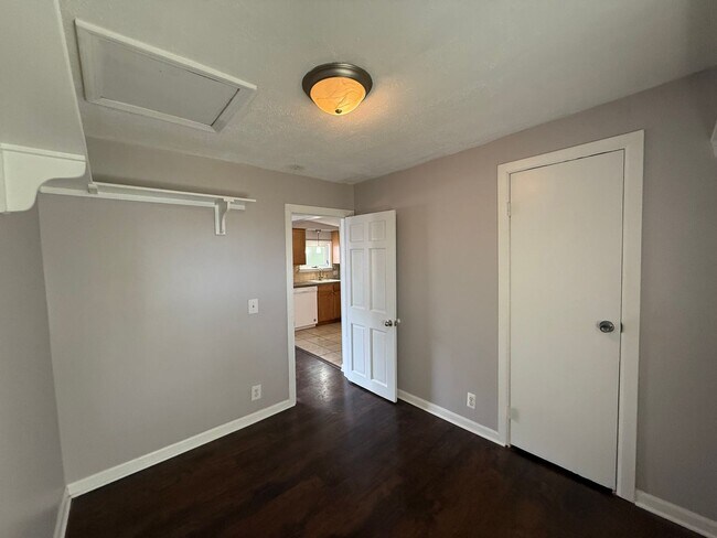 Foto del edificio - Charming 2-Bedroom Home in Godwin Heights ...