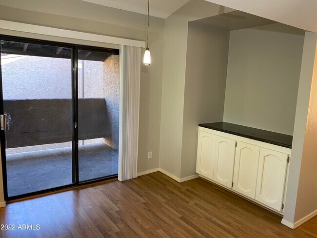 Building Photo - 5146 E Oak St