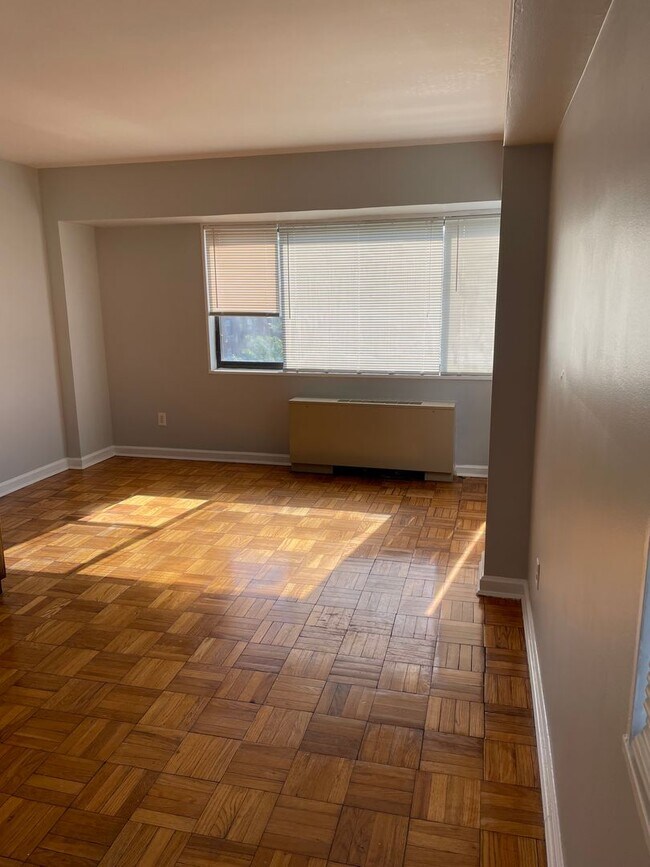 Foto del edificio - Spacious Studio Apartment in Cleveland Park