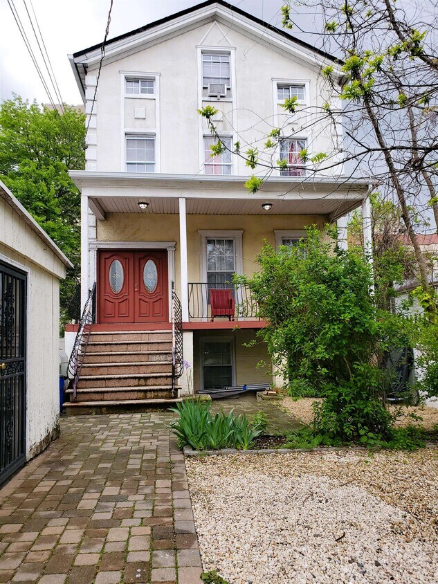 Primary Photo - 186 Summit Ave
