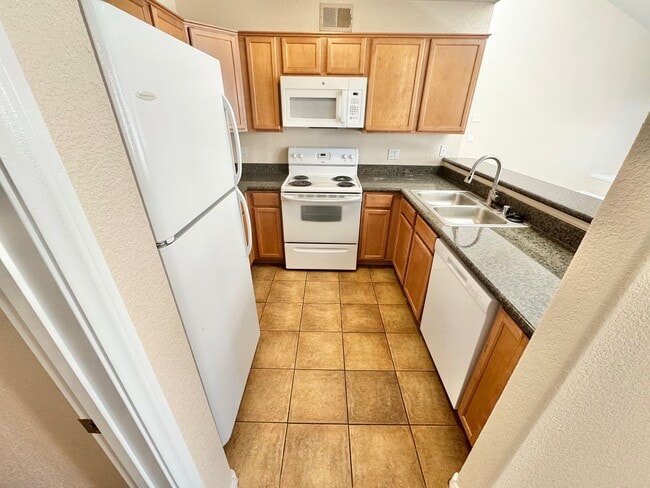 Foto del edificio - CUTE 2ND FLOOR UNIT, 2 BEDROOM/2 BATH CONDO!