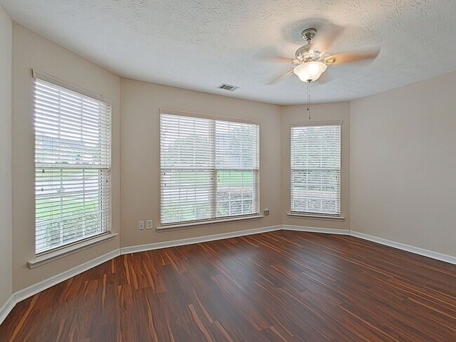 Building Photo - 3 bed 2 bath Ranch -AVAILABLE NOW- no pets
