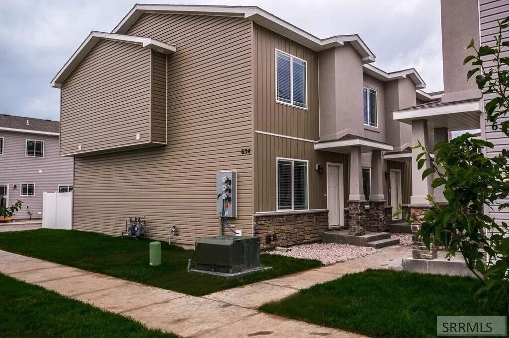 Primary Photo - 702 S Saturn Ave