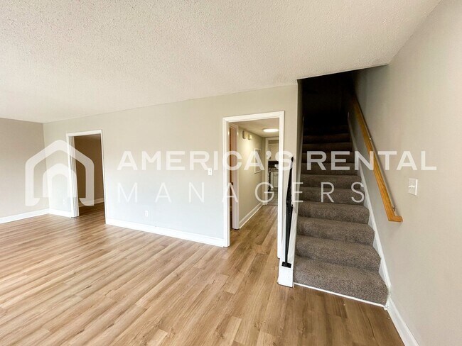 Foto del edificio - MOVE-IN SPECIAL!!! - Townhome available in Pelham! - Sign a lease by 4/15 to get HALF OFF YOUR FI...