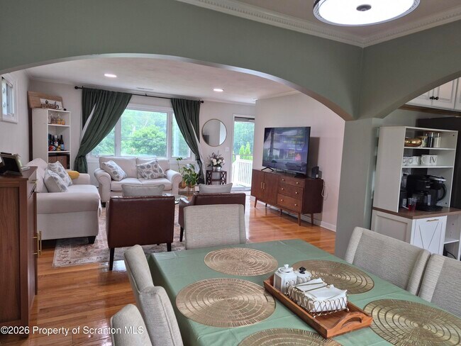 Foto del edificio - 139 Leach Hill Rd