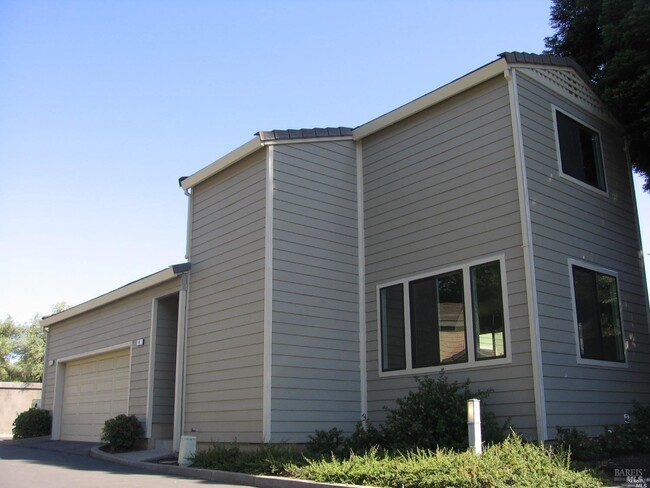 Building Photo - 6 Burgundy Way
