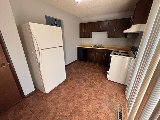 Building Photo - Italian Estates Property Management