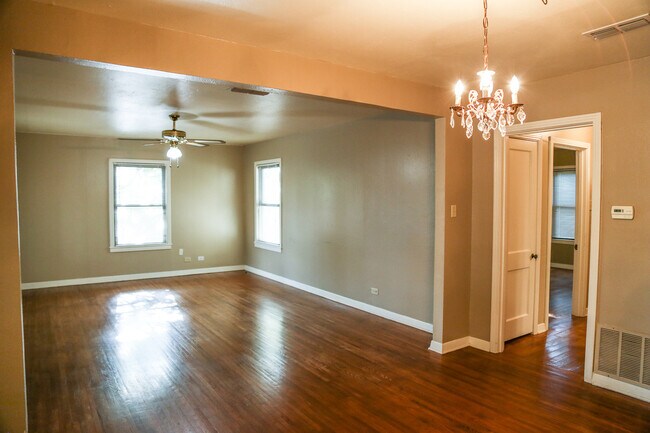 Building Photo - TERRELL HEIGHTS COTTAGE - ALAMO HEIGHTS I....